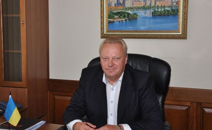 Глава Оболонского района заработал 448 тысяч и получил подарок от профсоюза