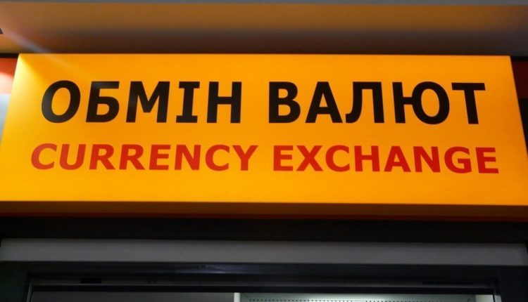 Банкиры ожидают мягкой девальвации гривны