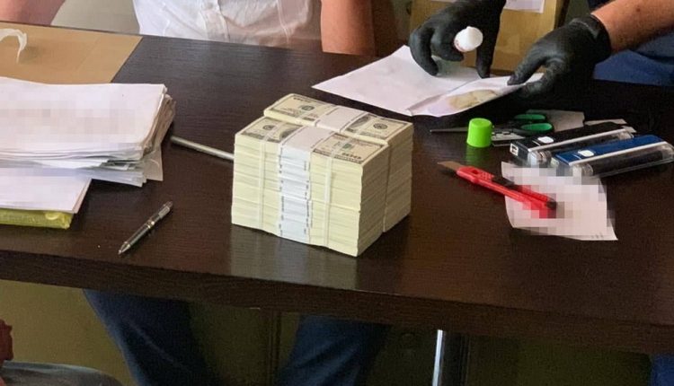 СБУ задержала депутата и полицейских, вымогавших $500 тысяч у бизнесмена