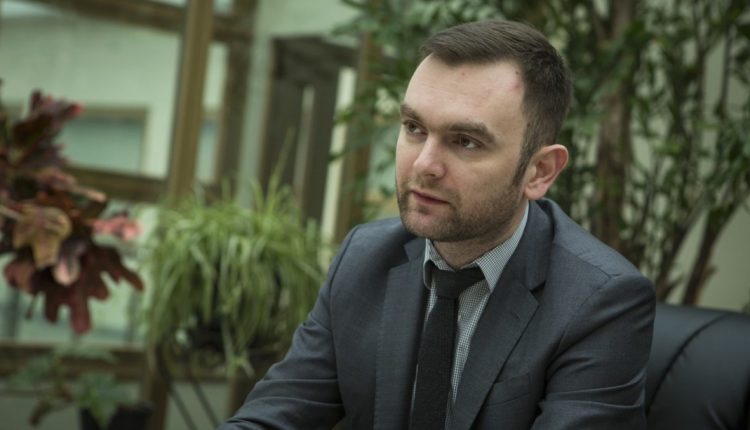 Уполномоченный по вопросам госдолга Юрий Буца заработал в июне 200 тысяч