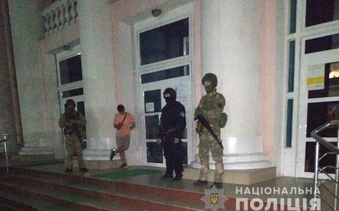 В округе на Луганщине, где проиграл брат Медведчука, пересчитывают голоса