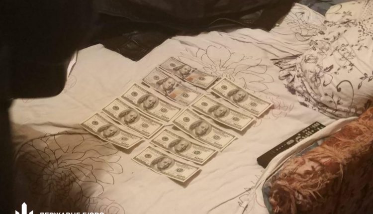 На Киевщине следователя подозревают в краже $5000 вещественных доказательств