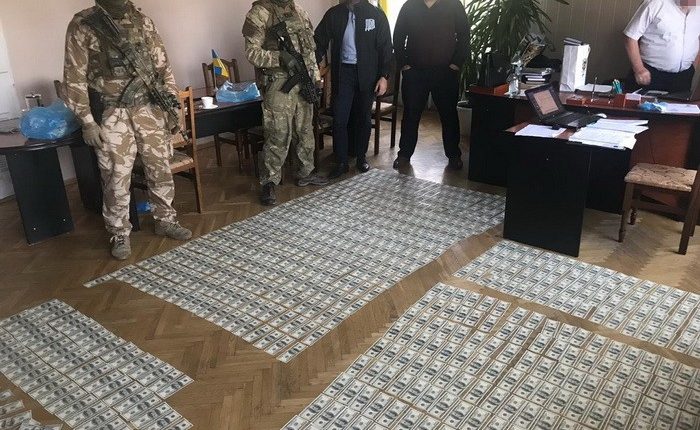 Главу района задержали за вымогательство 300 тысяч гривен