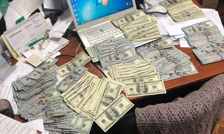 Советницу главы Дарницкой РГА задержали на взятке в 650 тысяч