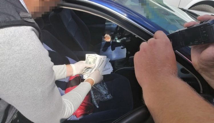 На Киевщине СБУ задержала чиновницу, вымогавшую $10 тысяч у бизнесмена