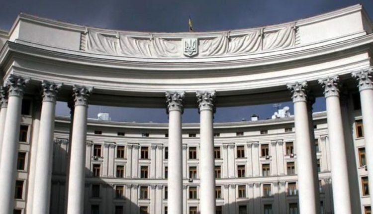 Стали известны зарплаты сотрудников МИД