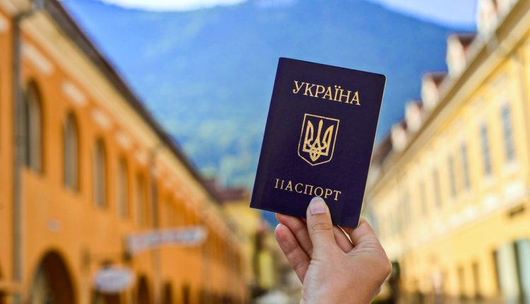 За границей постоянно работают около 3,2 млн украинцев