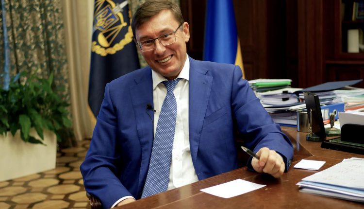 Юрий Луценко улетел в Лондон учить английский