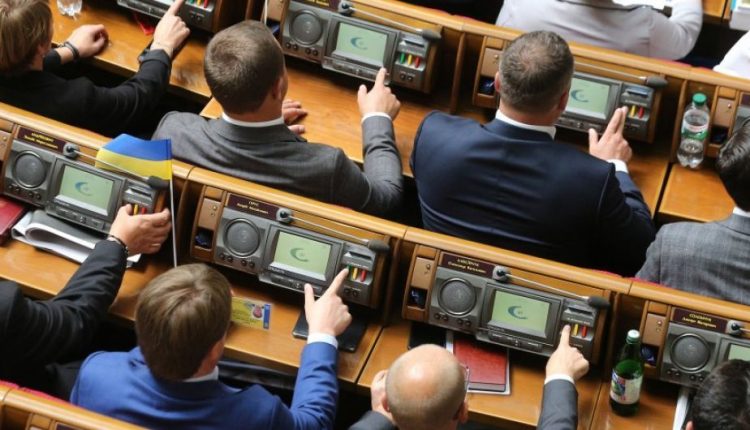 373 нардепа проголосовали за ограничение депутатской неприкосновенности