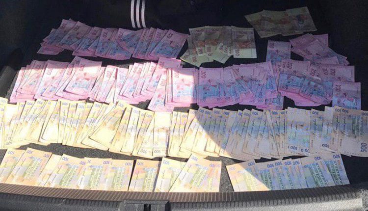 В Киеве на взятке в 60 тысяч задержали чиновника из Гоструда и адвоката