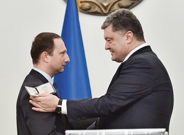 Администрацию президента времен Порошенко и Райнина подозревают в злоупотреблении властью