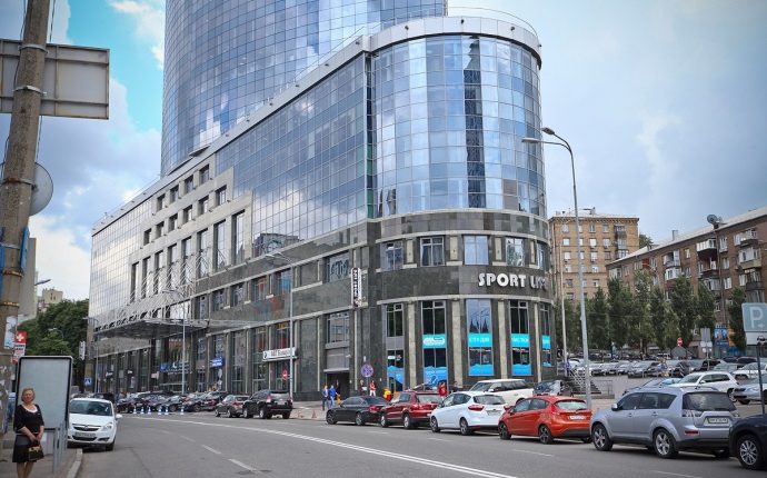 СБУ проводит обыски в столичном бизнес-центре «Парус»