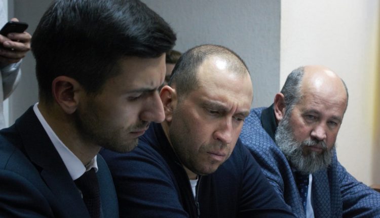 ВАКС вернул загранпаспорта Вадиму Альперину