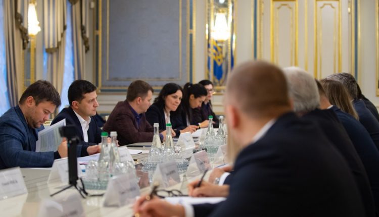 Зеленский предложил хозяевам АЗС реально снизить цены на бензин