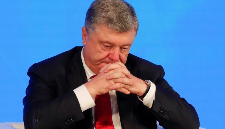 Суд арестовал 247 млн «семьи» Януковича на счетах банка Порошенко