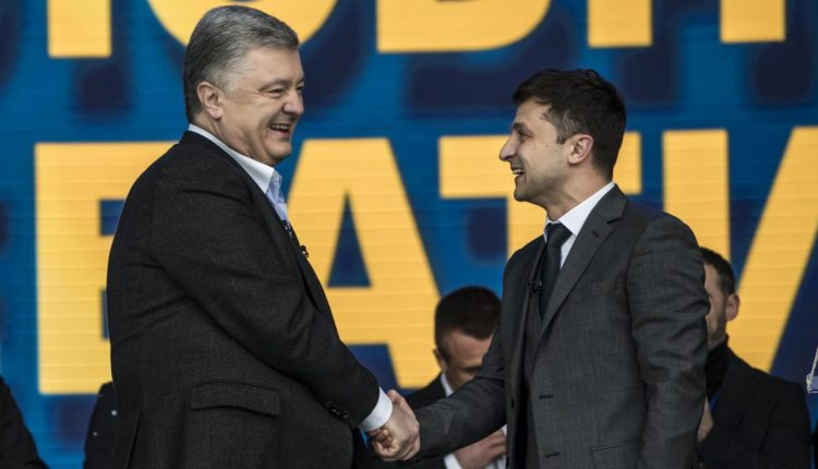 Накануне возвращения Порошенко предложил помощь «немощному» Зеленскому