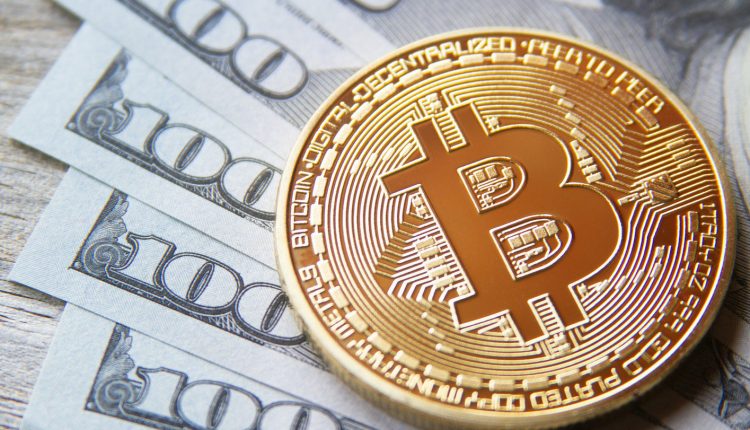 Биткоин потерял половину стоимости