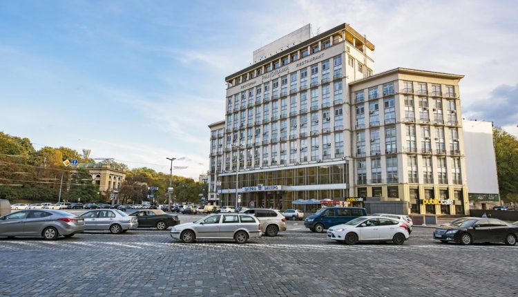 Названы сроки продажи гостиницы «Днепр» в центре столицы
