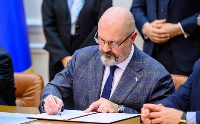 Экс-глава «Укрзализныци» в апреле задекларировал больше 1,3 млн гривен зарплаты