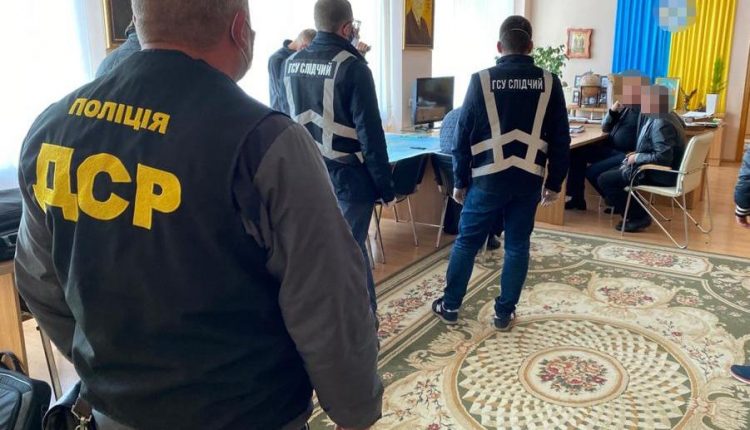 Ректора и проректора харьковского вуза задержали за вымогательство 300 тысяч гривен