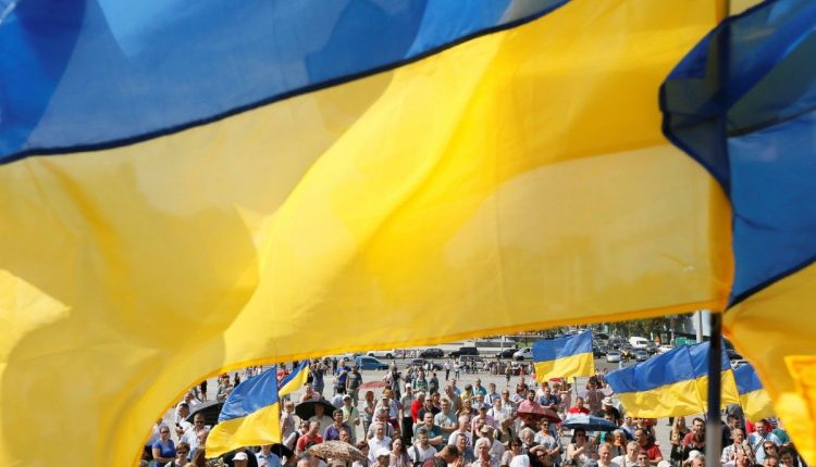 Почти 70% украинцев считают, что страна движется в неправильном направлении — опрос