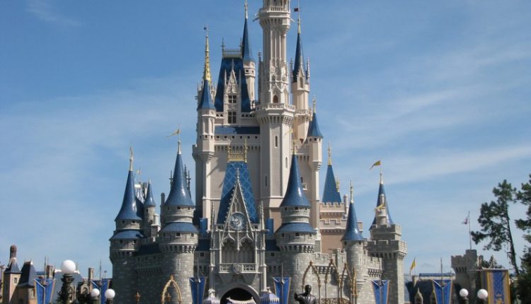 Disney увольняет 28 тысяч человек из-за пандемии коронавируса