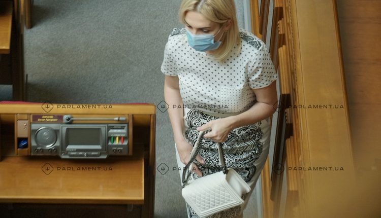 Безработная на момент избрания «слуга народа» Репина носит в Раду сумку стоимостью более $5 тысяч