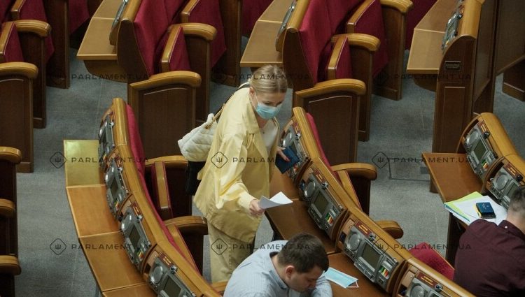 «Слуга народа» Юлия Гришина похвасталась в Раде браслетом за почти $8 тысяч