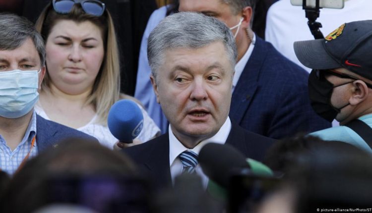 Он улетел, но обещал вернуться: следователи ГБР не смогли вручить повестку Порошенко