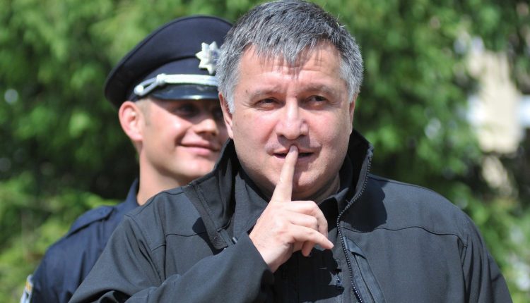 Шмыгаль поручил МВД проверить информацию о тайной вакцинации сильных мира сего