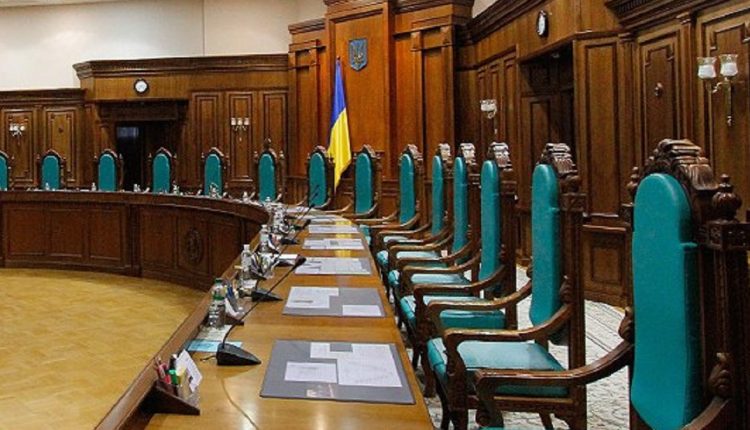 Судьи КСУ назначают помощниками жен и родственников коллег