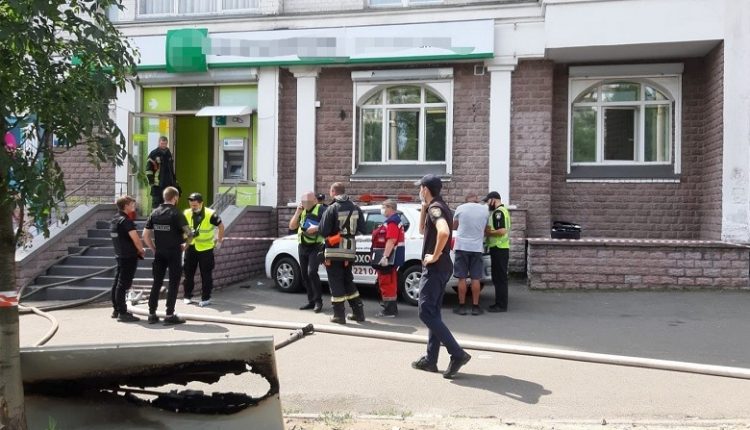 В Киеве вооруженная женщина пыталась ограбить отделение банка