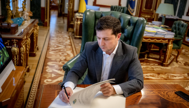 Зеленский подписал указ о санкциях против телеканалов соратников Медведчука