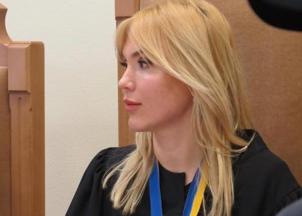 У киевской судьи нашли 2 квартиры, 3 дома и миллион наличкой (+видео)