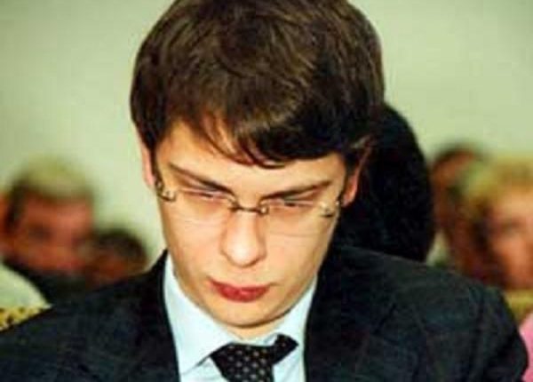 Ставленник братьев Суркисов спутал провода